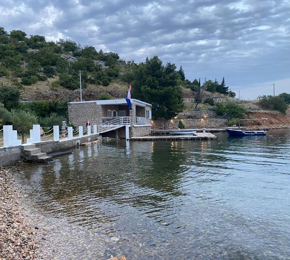 Villa Kuca Za Odmor Jelena à Starigrad Paklenica Extérieur photo