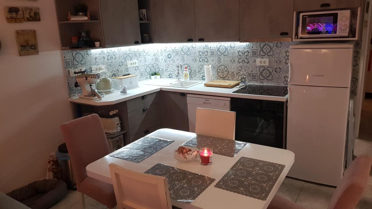 Villa Kuca Za Odmor Jelena à Starigrad Paklenica Extérieur photo